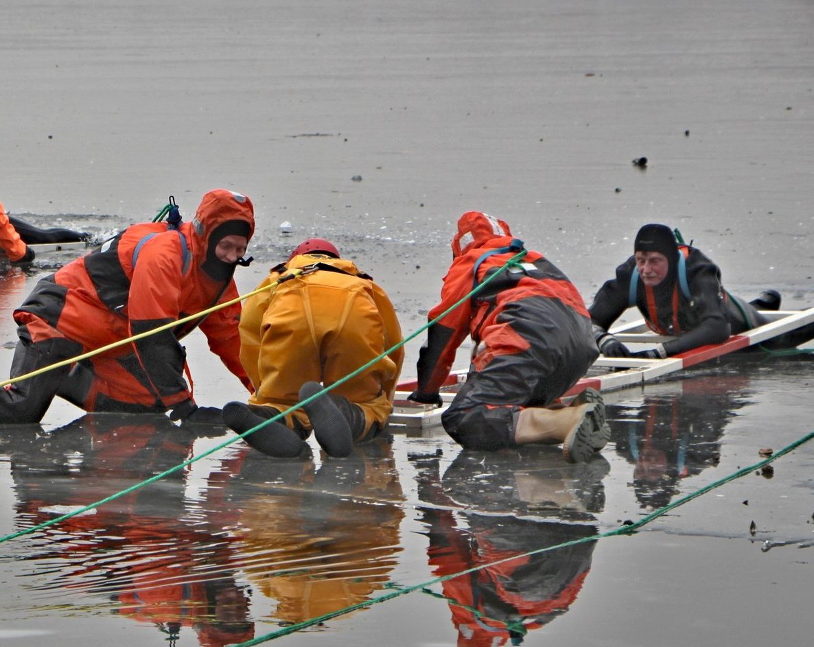 Eisrettungsübung des Hochwasserzugs am Tegeler See