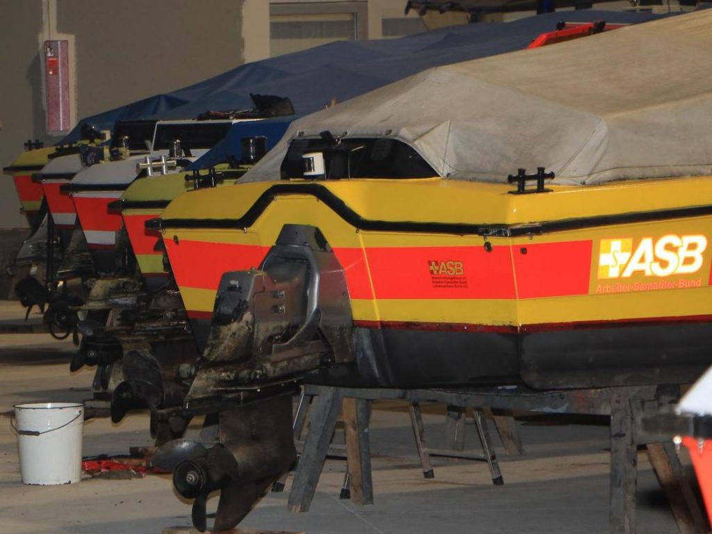 Boote des Typs "Poseidon" aufgereiht in der Bootshalle und bereit für die Winterarbeit